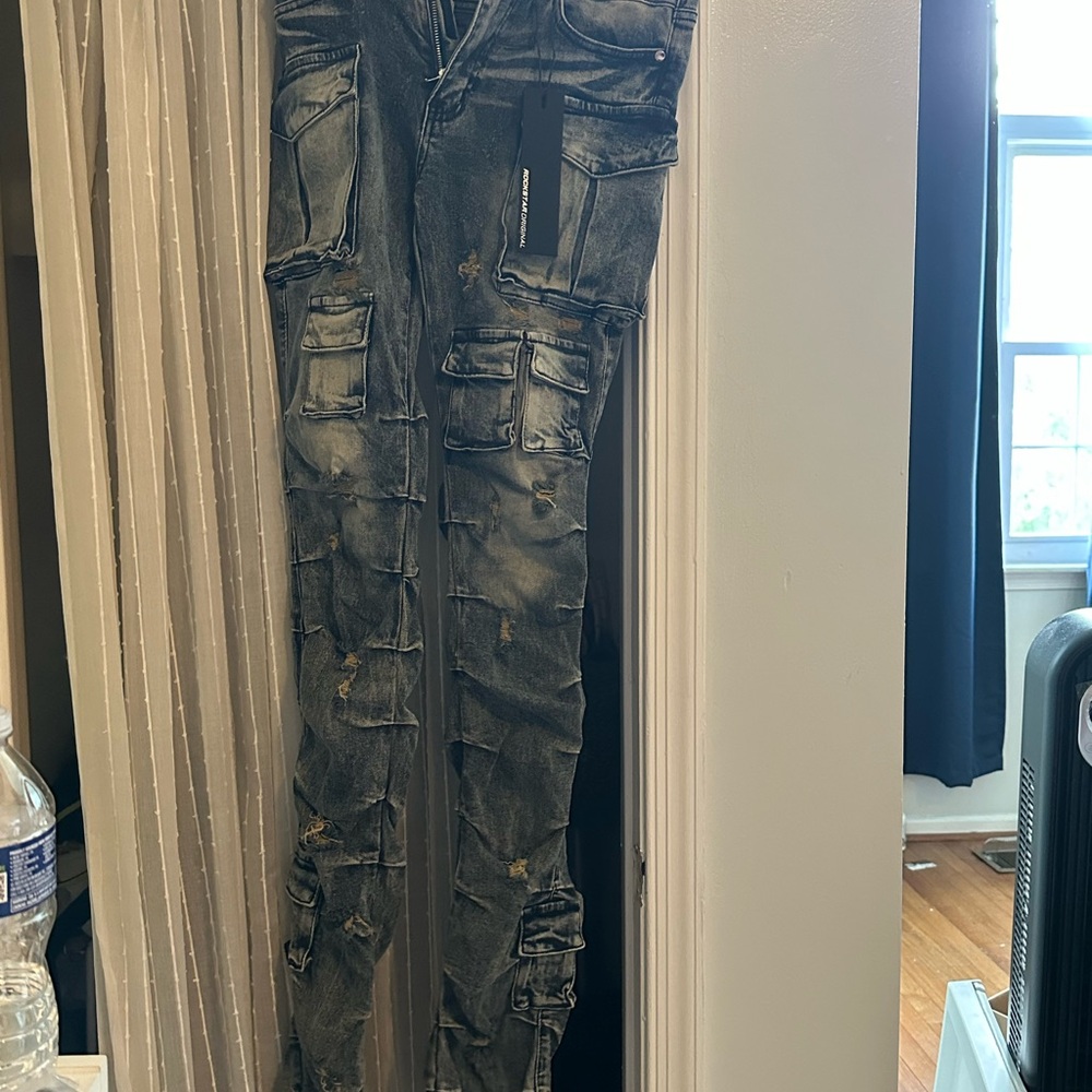 Entry Gray Skinny Jeans with Distressed Detailing